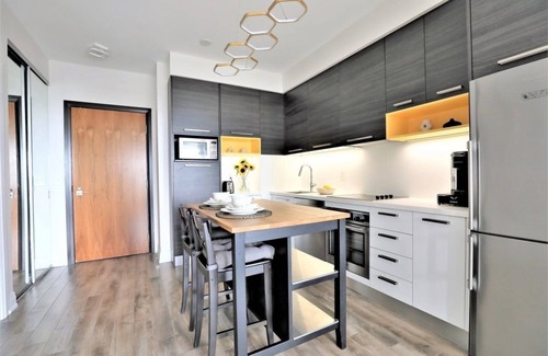 Humber Bay Shores Condo | Lakeview Sunny, close to downtown and airport