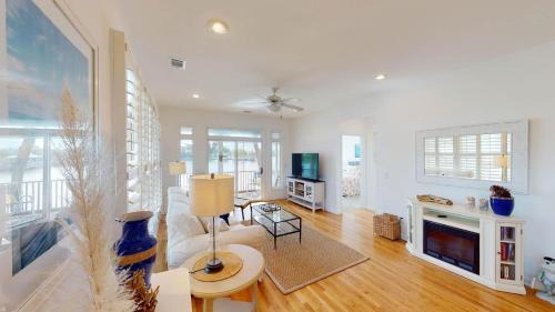 Litchfield by the Sea Villa | Lakeview Villa Oasis Spacious 3BR 3BA Retreat