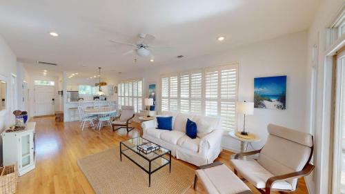 Litchfield by the Sea Villa | Lakeview Villa Oasis Spacious 3BR 3BA Retreat