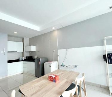 Bandar Tun Razak Apartment | Lamandaz Homestay at Central Residence SG Besi Near MRT and TBS with 2 bedrooms
