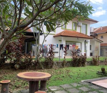 Kajang House | Landed 3BR near Bangi Wonderland - Wi-Fi, Netflix