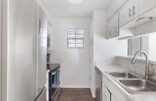 Denton Apartment | Landing | Amazing 1BD, Pool, Gym