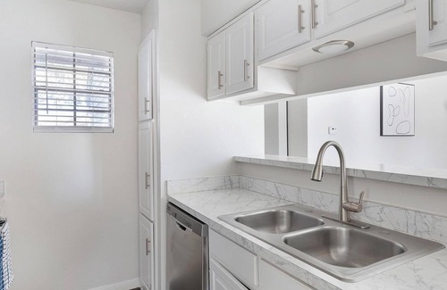 Denton Apartment | Landing | Amazing 1BD, Pool, Gym