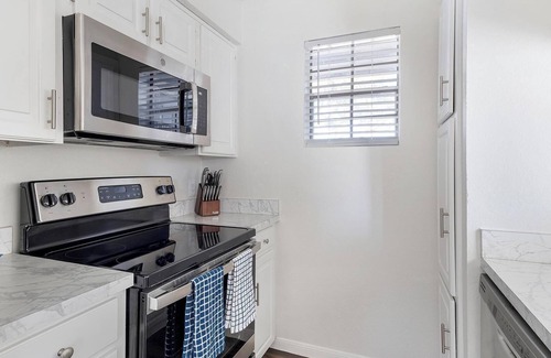 Denton Apartment | Landing | Amazing 1BD, Pool, Gym