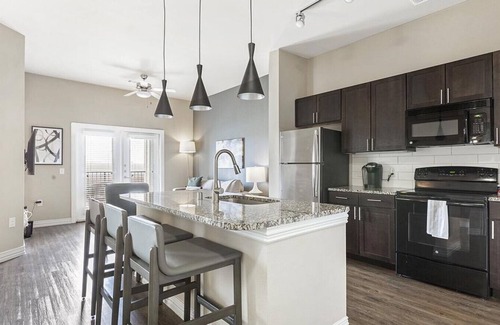 Carrollton Apartment | Landing at Keller Springs Crossing - 1 Bedroom in Southwest Carrollton
