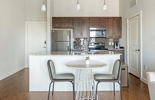 Buda Apartment | Landing | Beautiful 1BD, Clubhouse, Pool