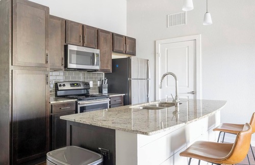 Buda Apartment | Landing | Beautiful 1BD, Gym, Pool