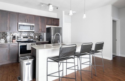 Buda Apartment | Landing | Beautiful 1BD, Gym, Clubhouse