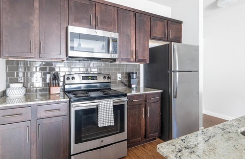 Buda Apartment | Landing | Beautiful 1BD, Gym, Clubhouse
