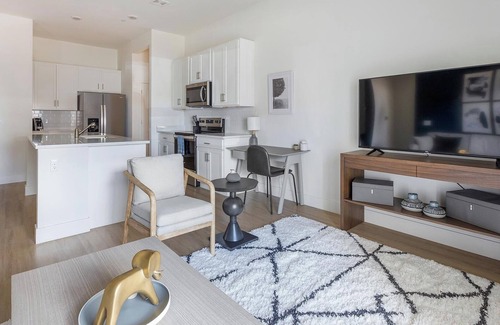 Casas Adobes Apartment | Landing | Chic 2BD, Pool
