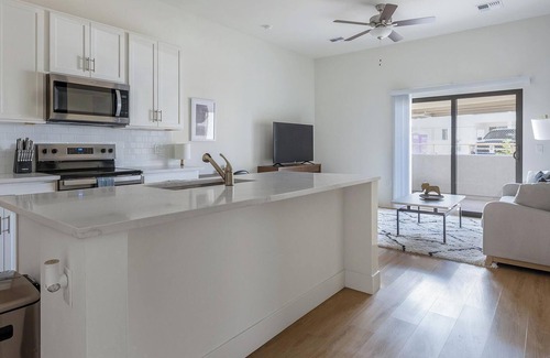 Casas Adobes Apartment | Landing | Chic 2BD, Pool