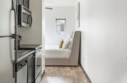 Pearl District Apartment | Landing | Chic Studio, Gym, Courtyard