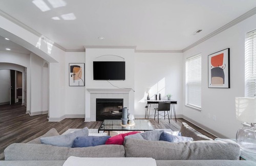 Corryville Apartment | Landing | Incredible 2BD, Clubhouse, Pool