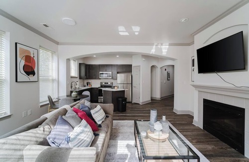 Corryville Apartment | Landing | Incredible 2BD, Clubhouse, Pool