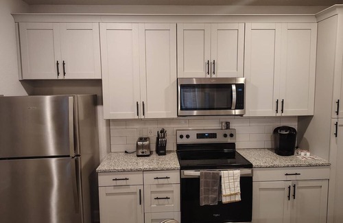 Newberry Apartment | Landing | Modern 2BD, Gym, Pool