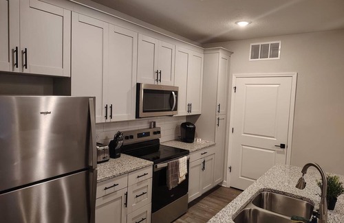 Newberry Apartment | Landing | Modern 2BD, Gym, Pool