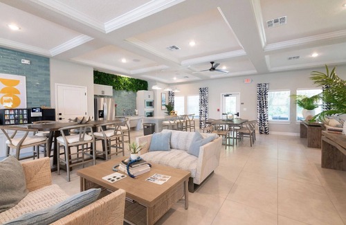 Newberry Apartment | Landing | Modern 2BD, Gym, Pool