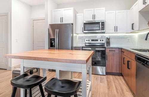 Sanford Apartment | Landing | Modern 2BD, Pool, Gym