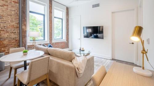 Five Points South Apartment | Landing - Modern Apartment with Amazing Amenities (ID5790X33)