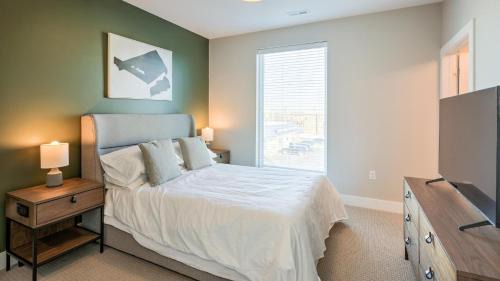 Spring Apartment | Landing Spectacular 1BD Pool Gym