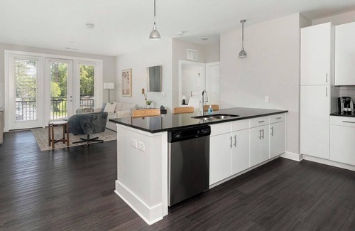 San Marco Apartment | Landing | Stylish 2BD, Pool, Gym