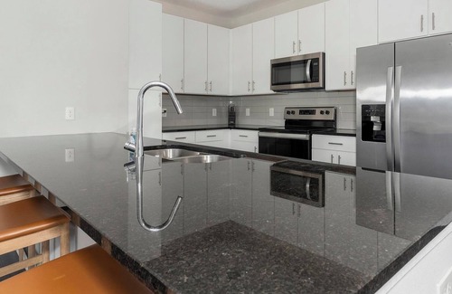 San Marco Apartment | Landing | Stylish 2BD, Pool, Gym