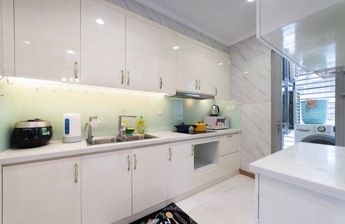 Hang Xanh Apartment | Landmark 81 by Urban Home