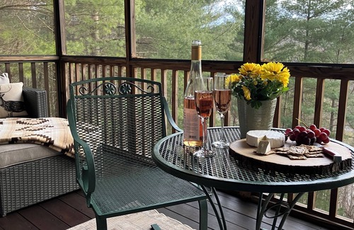 Lansing Cabin | Lansing NC , near West Jefferson and Boone NC, secluded log cabin getaway