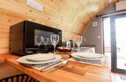 Knott End-on-Sea Cottage | LAPWING LODGE, romantic, with hot tub in Lancaster