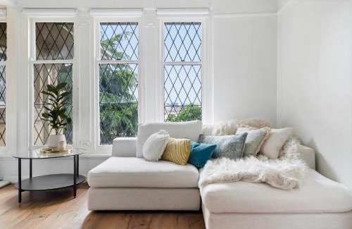South Yarra Apartment | Large 1 Bdrm Light Filled with City Views, South Yarra