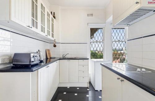 South Yarra Apartment | Large 1 Bdrm Light Filled with City Views, South Yarra