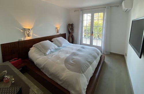 Sainte-Tulle Villa | Large 100% air-conditioned Provencal villa with swimming pool, pool house, pizza oven, grounds