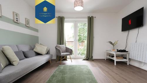 Cathays House | large 2 bed central apartment with balcony and private parking
