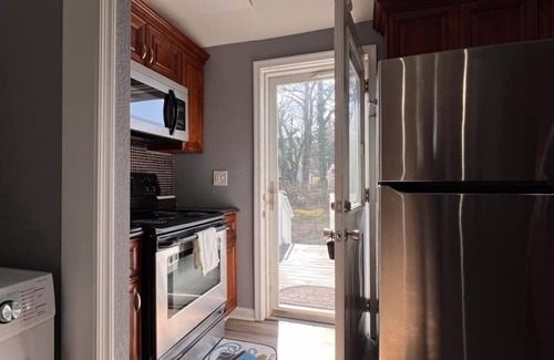 Hampton House | Large 2 bedroom with fenced yard!