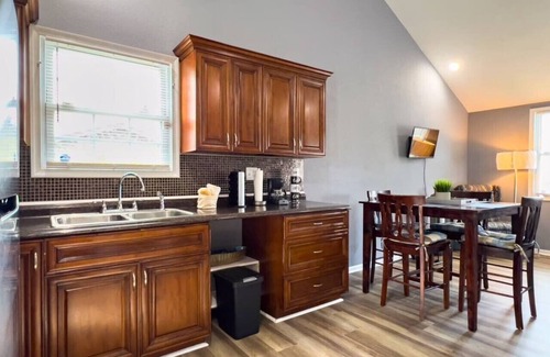 Hampton House | Large 2 bedroom with fenced yard!
