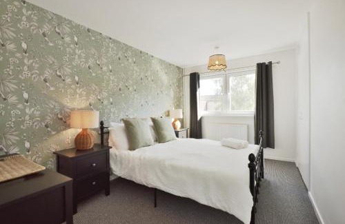 Hereford House | Large 2-br City Home Free Parking Sleeps 6