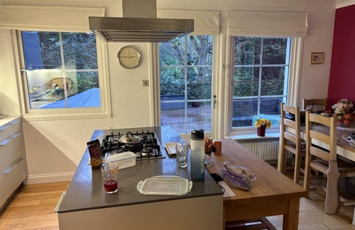 Coombe Hill House | Large 3 bed house with separately bookable studio