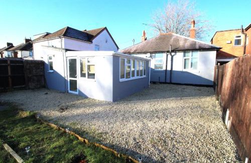 Seisdon House | Large 3 Bed Bungalow - Beautiful Refurb - Garden