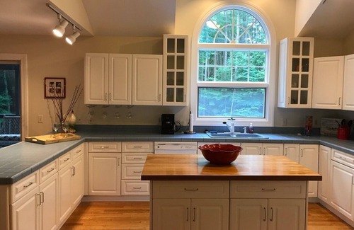 Glendale House | Large 3-bedroom house with WiFi and AC in Great Barrington