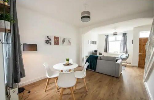 Liverpool Apartment | Large 3 bedroom sleeps-7/Gartson/Liverpool