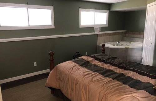 Central Okanagan House | Large 4+ bdrm Home, Pet Friendly Games room kid friendly, 2 Kitchens.