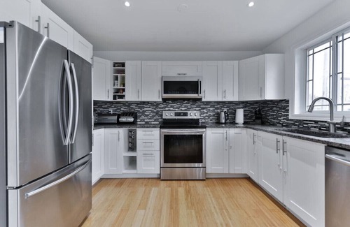 Saint-Hubert House | Large 4 Bed House - 25mn from Montreal