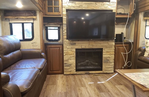 Bradenton RV Rental | Large 41ft RV PET FRIENDLY, sleeps 4, property has 2 pools jacuzzi. Glamping!
