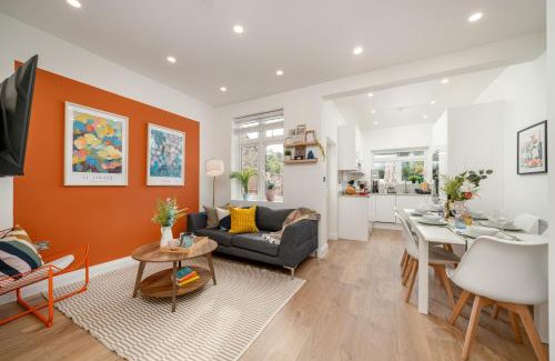 Southbury House | Large 4BR Contractor-Friendly House - Sleeps 10 - Free parking - North London
