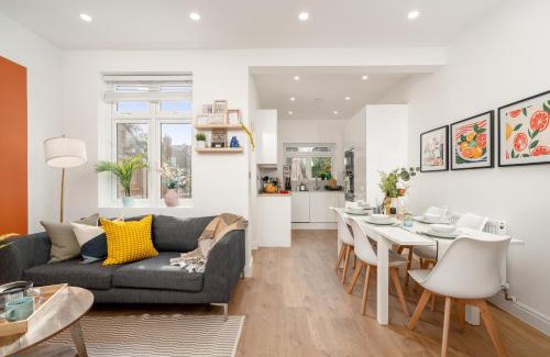 Southbury House | Large 4BR Contractor-Friendly House - Sleeps 10 - Free parking - North London