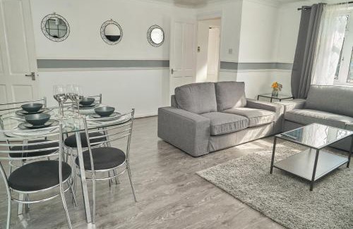 Stonnall House | Large 5 Bed House -2 bath, Parking & Garden