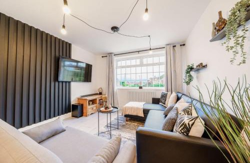 Ashton in Makerfield House | Large 6-Bed house, Free Parking & Motorway Access