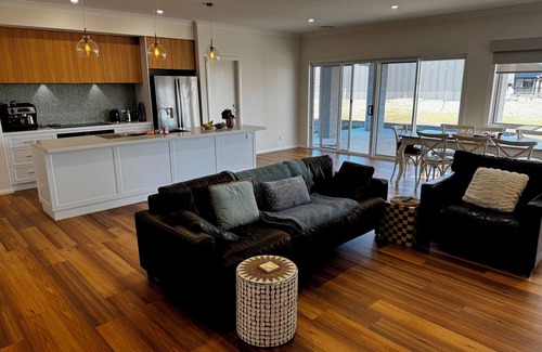 Yarrawonga House | LARGE 6 BEDROOM HOME - SLEEPS 12 - 3 MINUTE DRIVE TO LAKE MULWALA