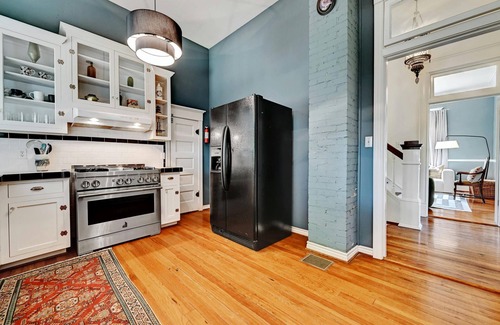 Lockhart House | Large and historical 3BR/3BA - walking distance to Courthouse Square