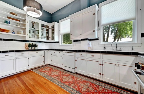 Lockhart House | Large and historical 3BR/3BA - walking distance to Courthouse Square